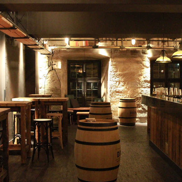 Innenraum mit Theke und Stehtischen der Bar The Dock in Solothurn, die Cocktailbar im Pub-Stil