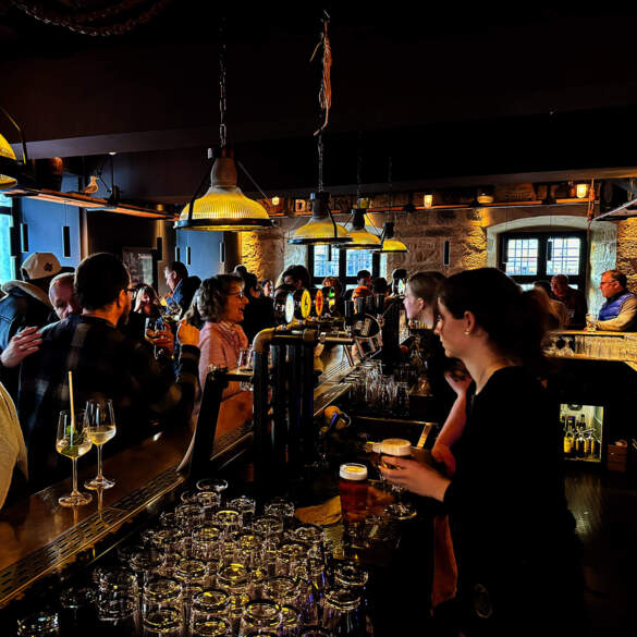 DOCK Solothurn Aare Bar Pub Beer Drinks Friends