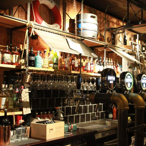 Getränke und Zapfhahnen in der Bar The Dock in Solothurn