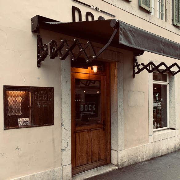 Die Eingangstüre der Bar The Dock in Solothurn